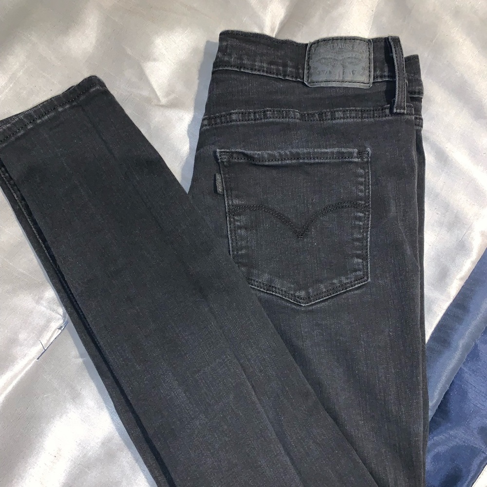 LEVIS distressed jeans